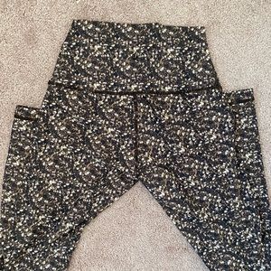 Lululemon Size 8 yoga pants Bronze/gold Sequin pattern